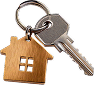 Металлический ключ на брелоке с деревянной ключницей в форме домика с четырьмя вырезами для окон — идеальный вариант для владельцев каркасных домов в Лобне или тех, кто любит дома из бруса.